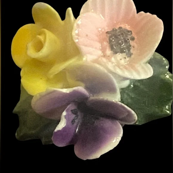 LAST CHANCE 🔥 Vintage Floral Bone China Clip on Earrings - Picture 4 of 6